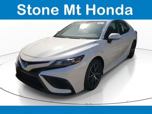 Used 2024 Toyota Camry SE image 3