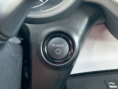Used 2025 Toyota Sienna XLE FWD image 19