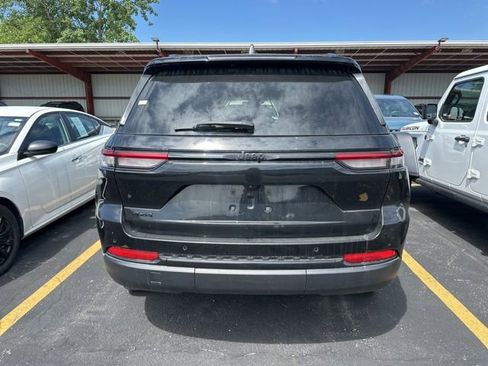 Used 2023 Jeep Grand Cherokee Altitude AWD/4WD image 10