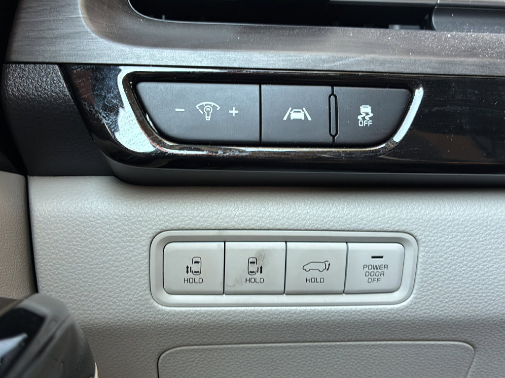 Used 2024 Kia Carnival EX FWD image 31