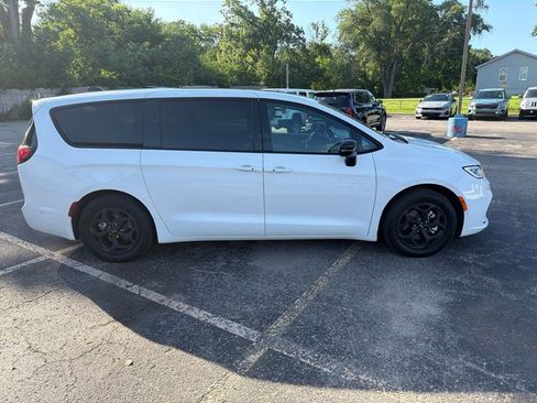 Used 2023 Chrysler Pacifica Limited w/ Uconnect Theater Family Group FWD image 4