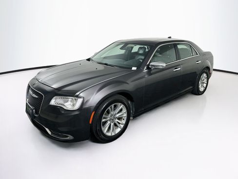 Used 2017 Chrysler 300 C RWD image 3