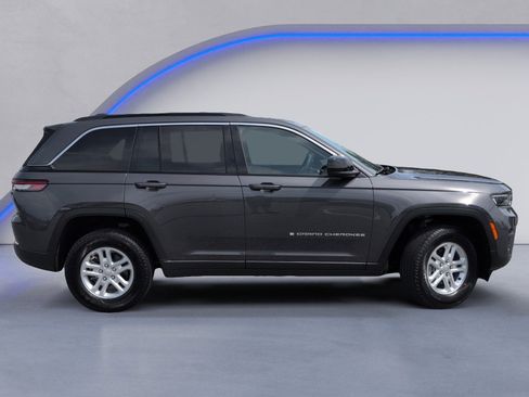 Used 2025 Jeep Grand Cherokee Laredo RWD image 3