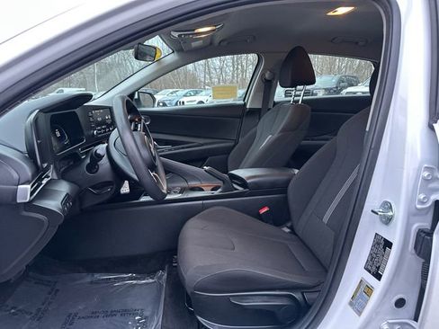 Used 2025 Hyundai Elantra SE image 23