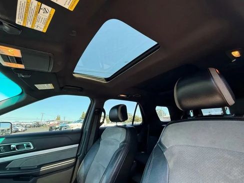 Used 2017 Ford Explorer XLT w/ Equipment Group 202A image 10