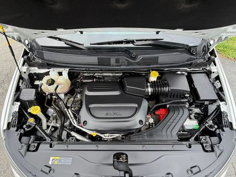 Used 2021 Chrysler Voyager L FWD image 38