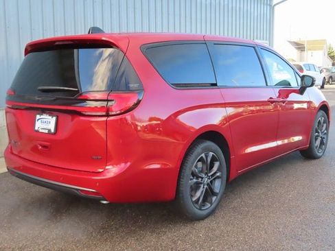 New 2026 Chrysler Pacifica Select image 3