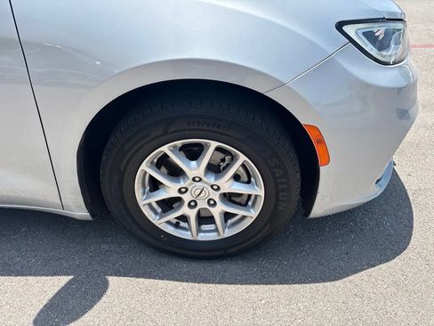 Used 2023 Chrysler Pacifica Touring-L FWD image 4