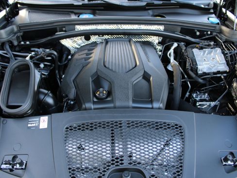 Certified 2025 Porsche Macan image 35