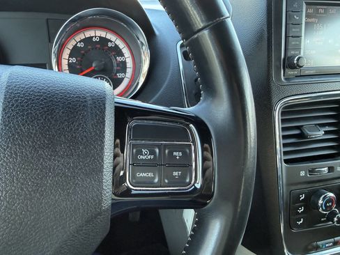 Used 2019 Dodge Grand Caravan SXT image 18