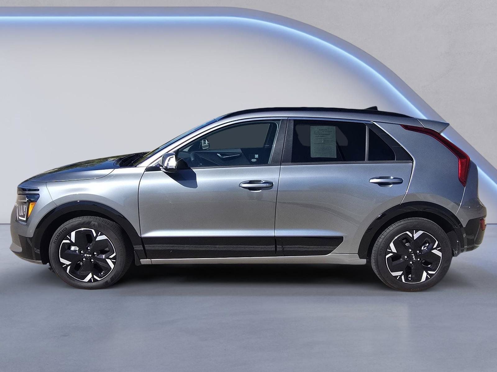 Used 2023 Kia Niro Wave FWD image 2