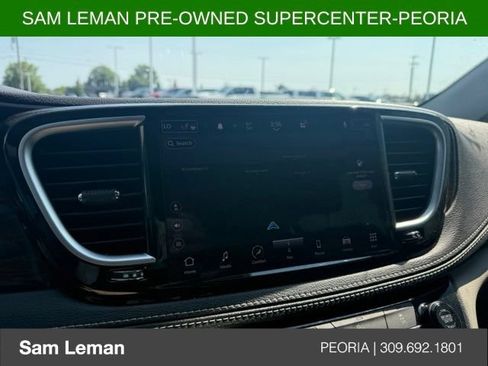 Used 2023 Chrysler Pacifica Limited w/ Uconnect Theater Family Group FWD image 11