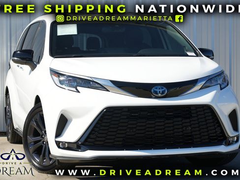 Used 2024 Toyota Sienna XSE w/ XSE Premium Package image 2