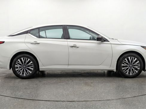 Used 2025 Nissan Altima 2.5 SV FWD image 11