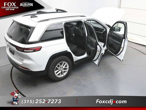 Used 2023 Jeep Grand Cherokee Laredo w/ Luxury Tech Group I AWD/4WD image 39
