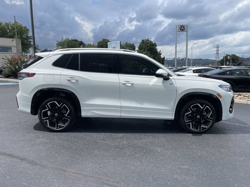 Used 2026 Volkswagen Tiguan SEL R-Line AWD/4WD image 4
