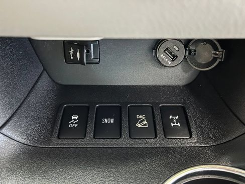 Used 2015 Toyota Highlander XLE AWD/4WD image 18