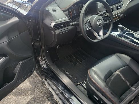 Used 2025 Nissan Altima 2.5 SR FWD image 3