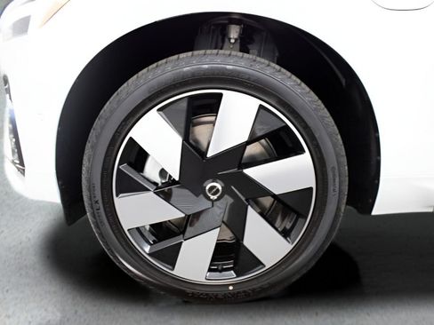 Certified 2025 Volvo XC60 T8 Plus w/ Protection Package Premier AWD/4WD image 5