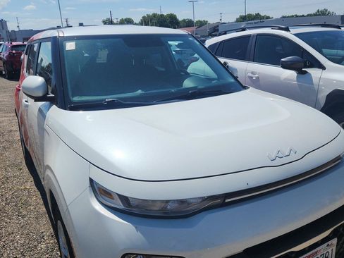 Used 2022 Kia Soul LX FWD image 3