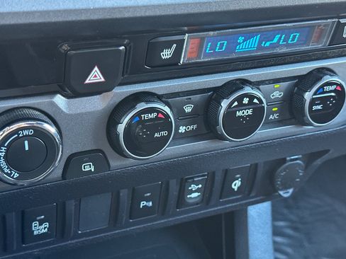 Used 2017 Toyota Tacoma TRD Sport w/ Premium & Technology Package AWD/4WD image 28