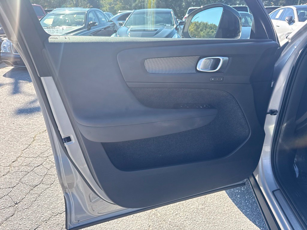Used 2025 Volvo XC40 B5 Plus AWD/4WD image 25