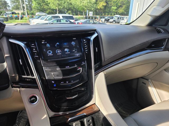 Used 2017 Cadillac Escalade Luxury AWD/4WD image 16