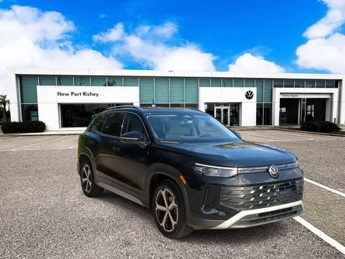 New 2025 Volkswagen Tiguan SE image 2