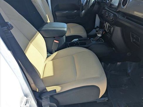 Used 2018 Jeep Wrangler Unlimited Sahara AWD/4WD image 21