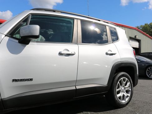 Used 2018 Jeep Renegade Latitude w/ UConnect 8.4 Nav Group image 8