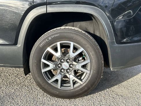 Used 2023 GMC Acadia SLE image 8