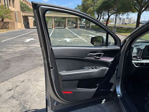 Used 2025 Kia Sportage LX image 18