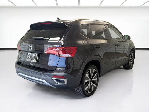Used 2022 Volkswagen Taos SE FWD image 4