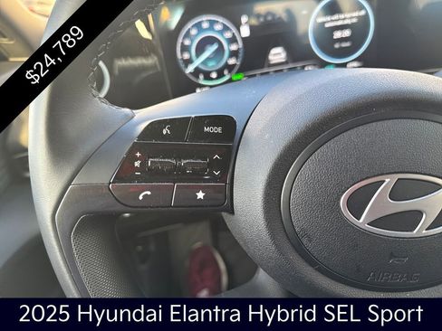 Used 2025 Hyundai Elantra SEL image 29