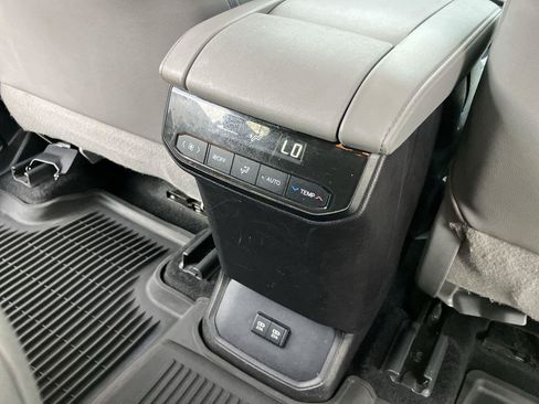 Certified 2020 Toyota Highlander XLE FWD image 34