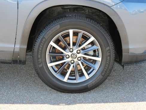 Used 2019 Toyota Highlander XLE FWD image 5