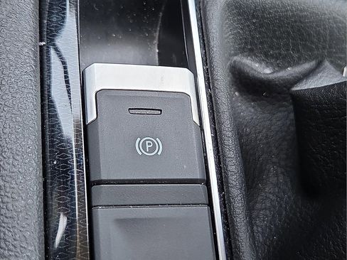 Used 2025 Volkswagen Taos SE image 17