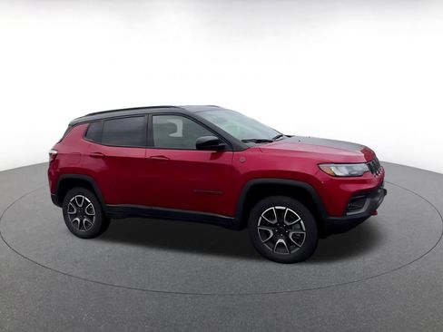 Used 2025 Jeep Compass Trailhawk image 2
