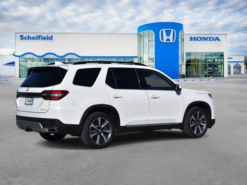 Used 2025 Honda Pilot Elite image 3