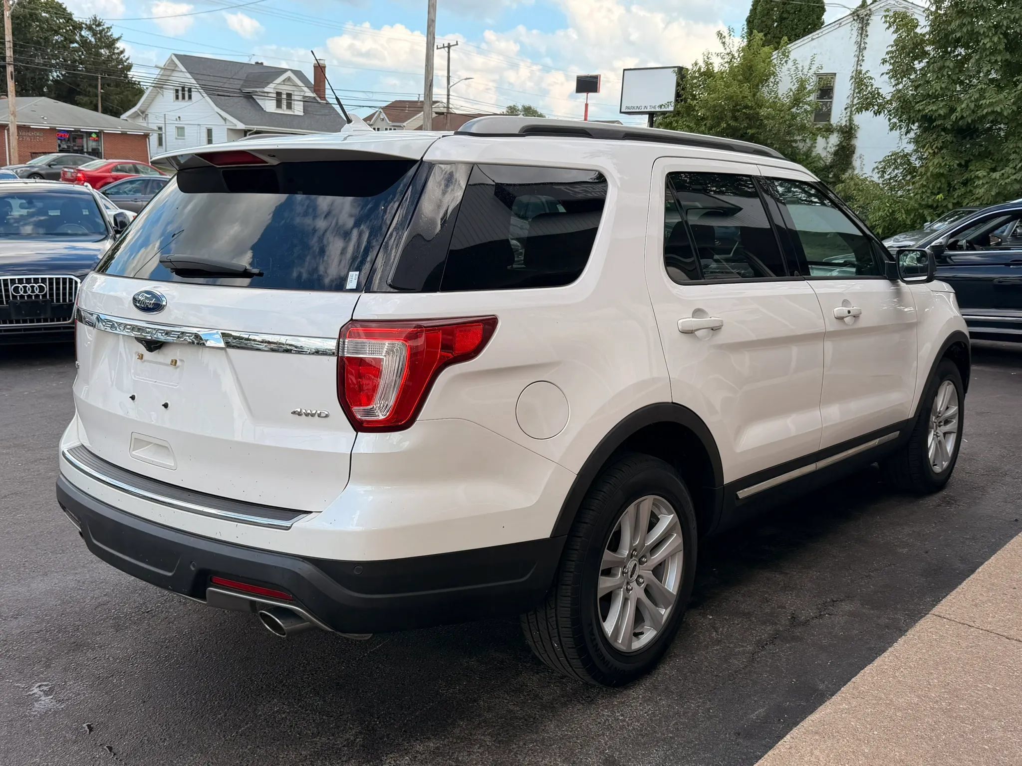 Used 2018 Ford Explorer XLT w/ Equipment Group 202A AWD/4WD image 3