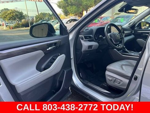 Used 2023 Toyota Highlander Limited FWD image 4