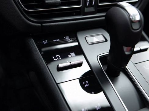 Certified 2025 Porsche Macan image 22