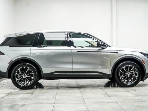 Used 2025 Lincoln Nautilus Premier AWD/4WD image 7