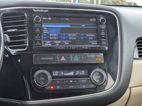 Used 2016 Mitsubishi Outlander SE image 19