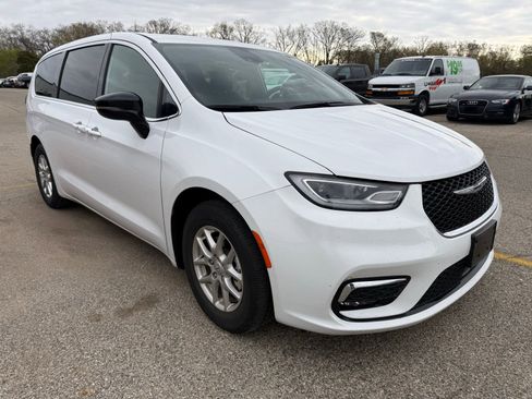 Used 2025 Chrysler Pacifica Select FWD image 1