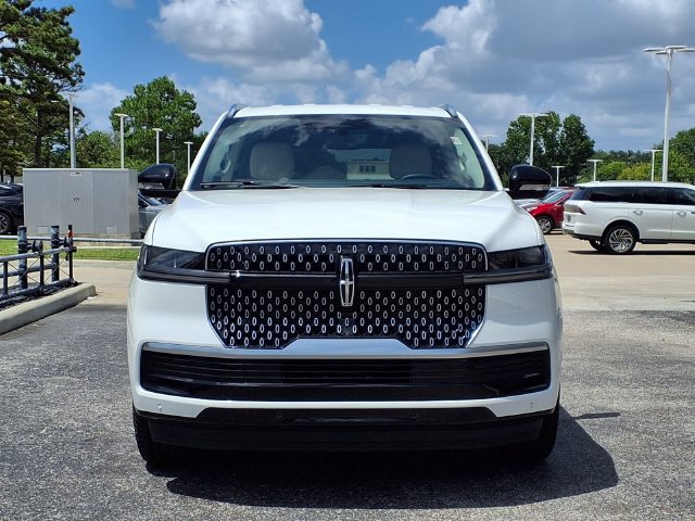 New 2027 Lincoln Navigator Premiere RWD image 3
