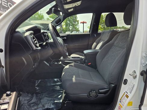 Used 2018 Toyota Tacoma TRD Sport w/ Technology Package AWD/4WD image 12