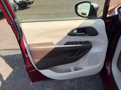 Used 2021 Chrysler Voyager LX image 9