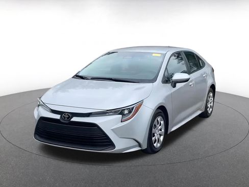 Used 2025 Toyota Corolla LE image 3