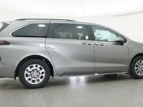 New 2026 Toyota Sienna XLE image 26